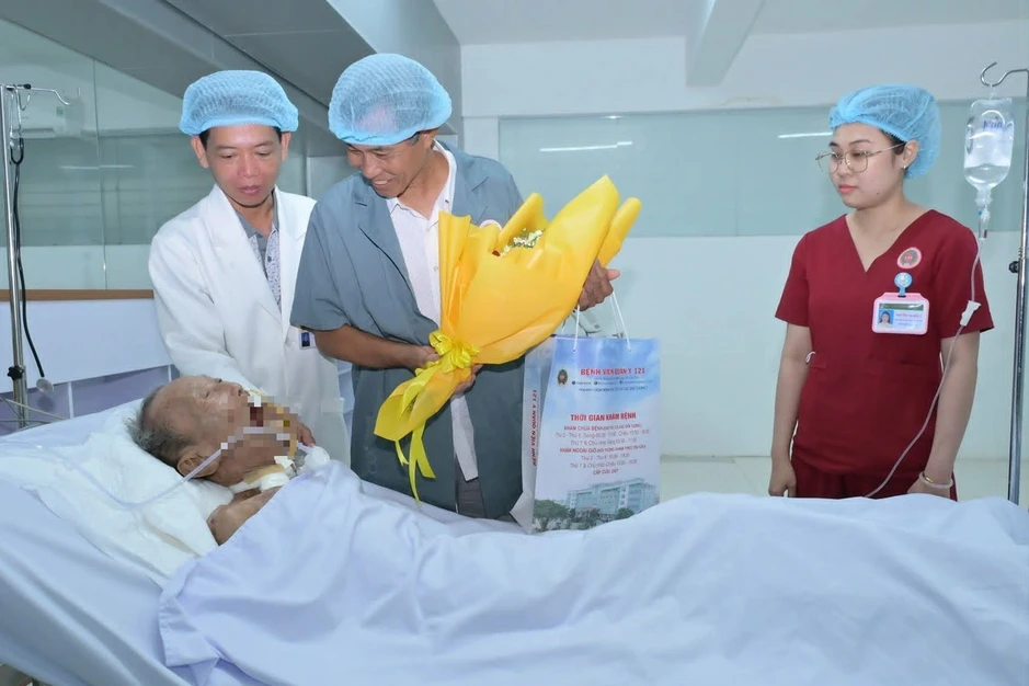 Cứu sống bệnh nhân 100 tuổi bị thủng túi thừa đại tràng, nhiều bệnh nền Cứu sống bệnh nhân 100 tuổi bị thủng túi thừa đại tràng, nhiều bệnh nền