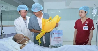 Cứu sống bệnh nhân 100 tuổi bị thủng túi thừa đại tràng, nhiều bệnh nền