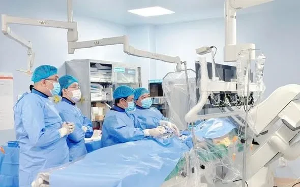 Cứu sống bệnh nhân ngưng tim ngay trên bàn can thiệp mạch vành