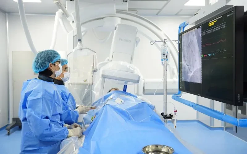 Cứu sống du khách Pháp bị nhồi máu cơ tim ở Quảng Ninh Cứu sống du khách Pháp bị nhồi máu cơ tim ở Quảng Ninh