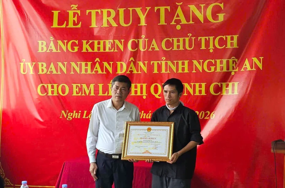 Cứu sống hai anh em đuối nước bị sóng cuốn xa bờ ở biển Cửa Lò