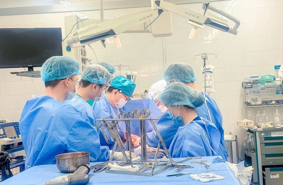 Cứu sống ngoạn mục nam nhân viên giao hàng bị đâm xuyên tim Cứu sống ngoạn mục nam nhân viên giao hàng bị đâm xuyên tim