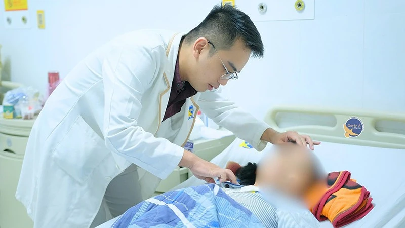 Cứu sống người phụ nữ bị mảnh kính cắt ngang cổ Cứu sống người phụ nữ bị mảnh kính cắt ngang cổ