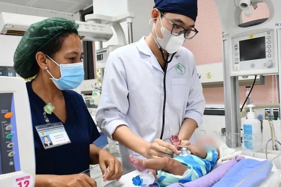 Cứu sống trẻ sơ sinh cực non tháng chỉ nặng 800g Cứu sống trẻ sơ sinh cực non tháng chỉ nặng 800g