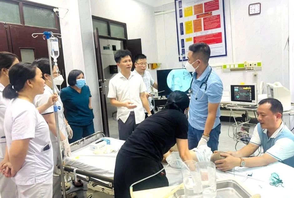 Cứu thành công bé trai hơn 1 tuổi nguy kịch vì hóc hạt chôm chôm Cứu thành công bé trai hơn 1 tuổi nguy kịch vì hóc hạt chôm chôm