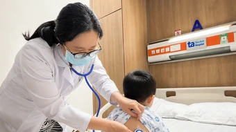Da bé trai bong tróc do độc tố tụ cầu khuẩn - Báo TinVina