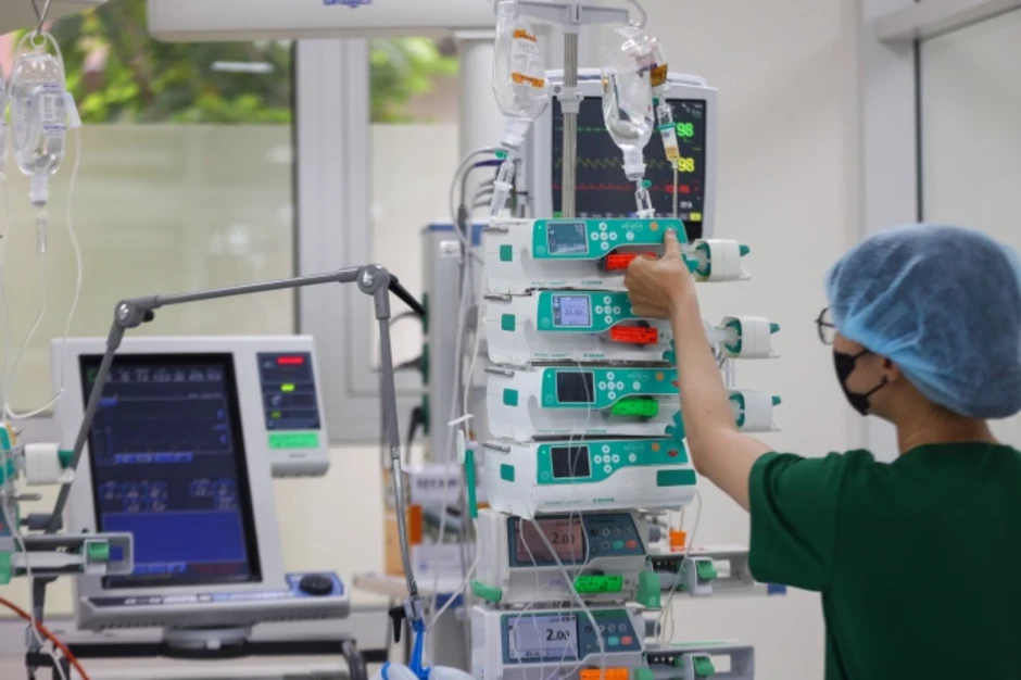 Đá bóng dưới nắng nóng, thiếu niên bị sốc nhiệt, suy gan thận Đá bóng dưới nắng nóng, thiếu niên bị sốc nhiệt, suy gan thận
