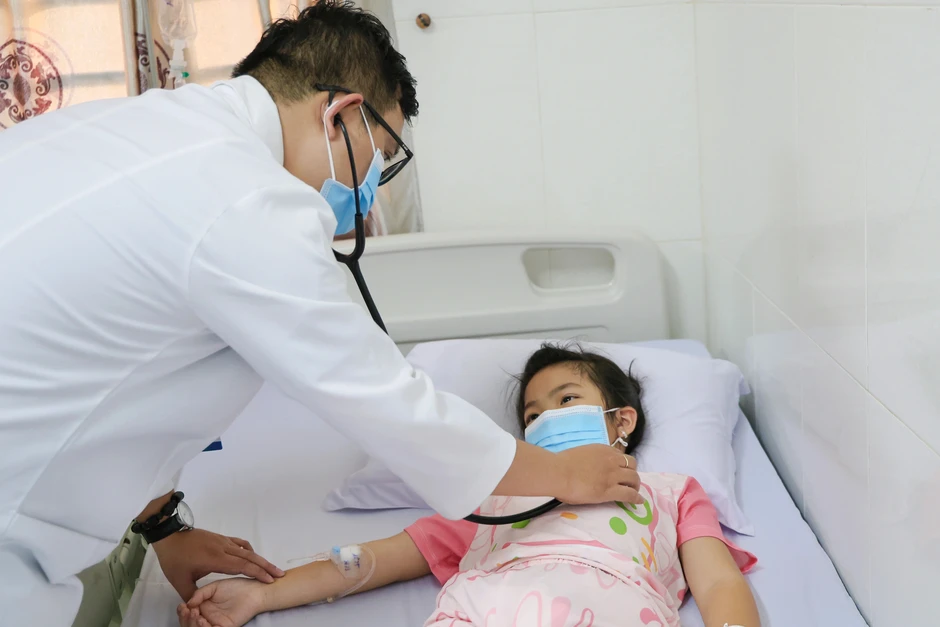 Đã có hơn 80 người nhập viện sau khi ăn bánh mì Đã có hơn 80 người nhập viện sau khi ăn bánh mì