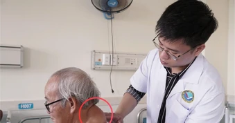 Đà Nẵng: Cụ ông mang khối u vùng cổ gáy suốt 40 năm