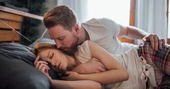 Đàn ông khỏe "chuyện chăn gối" thường có 1 dấu hiệu vào buổi sáng