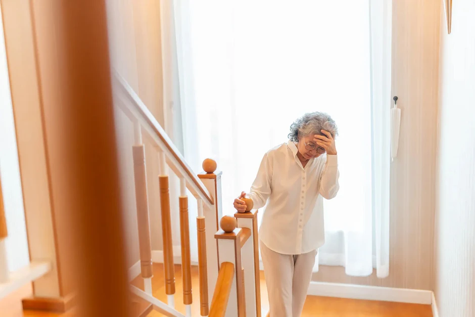 Đang đi mà thấy dấu hiệu này, cẩn thận kẻo đột quỵ đã "gõ cửa"