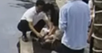 Đang đi nghỉ dưỡng, nữ bác sĩ kịp thời ép tim, cứu sống trẻ 3 tuổi bị đuối nước
