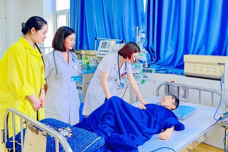 Đang đưa con đi bơi, nữ bác sĩ kịp thời cứu bé trai đuối nước