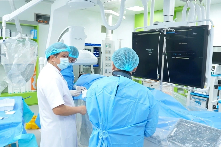 Đang đưa con đi chữa bệnh, người đàn ông bất ngờ nhồi máu cơ tim Đang đưa con đi chữa bệnh, người đàn ông bất ngờ nhồi máu cơ tim