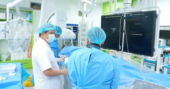 Đang đưa con đi chữa bệnh, người đàn ông bất ngờ nhồi máu cơ tim