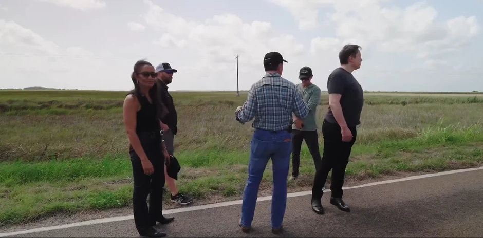 Dáng đứng quái dị của Elon Musk: Đằng sau vẻ ngoài khác thường là 5 lần phẫu thuật và căn bệnh gây ám ảnh Dáng đứng quái dị của Elon Musk: Đằng sau vẻ ngoài khác thường là 5 lần phẫu thuật và căn bệnh gây ám ảnh