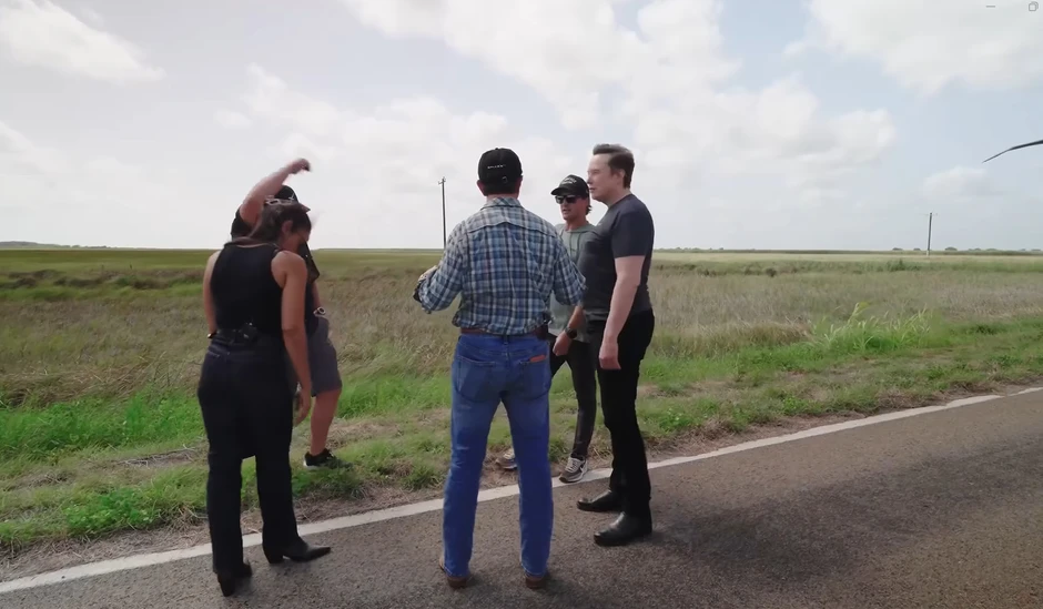 Dáng đứng quái dị của Elon Musk: Đằng sau vẻ ngoài khác thường là 5 lần phẫu thuật và căn bệnh gây ám ảnh Dáng đứng quái dị của Elon Musk: Đằng sau vẻ ngoài khác thường là 5 lần phẫu thuật và căn bệnh gây ám ảnh