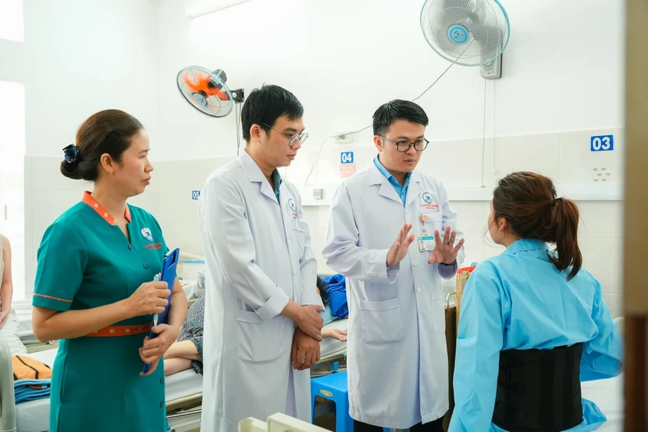 Dáng lưng bất thường, cô gái trẻ đi khám phát hiện vẹo cột sống ngực nghiêm trọng Dáng lưng bất thường, cô gái trẻ đi khám phát hiện vẹo cột sống ngực nghiêm trọng