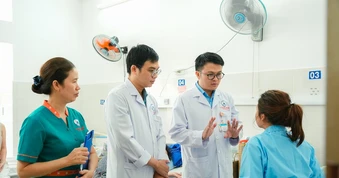 Dáng lưng bất thường, cô gái trẻ đi khám phát hiện vẹo cột sống ngực nghiêm trọng