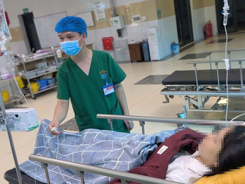Đang tham gia hội thảo, cô giáo trẻ bất ngờ ngã gục, méo miệng Đang tham gia hội thảo, cô giáo trẻ bất ngờ ngã gục, méo miệng
