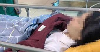 Đang tham gia hội thảo, cô giáo trẻ bất ngờ ngã gục, méo miệng