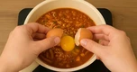 Đập trứng vào bát phở, nước dùng nóng có đủ diệt Salmonella?