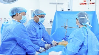 Đặt thanh nâng sửa ngực lõm cho thiếu niên - Báo TinVina