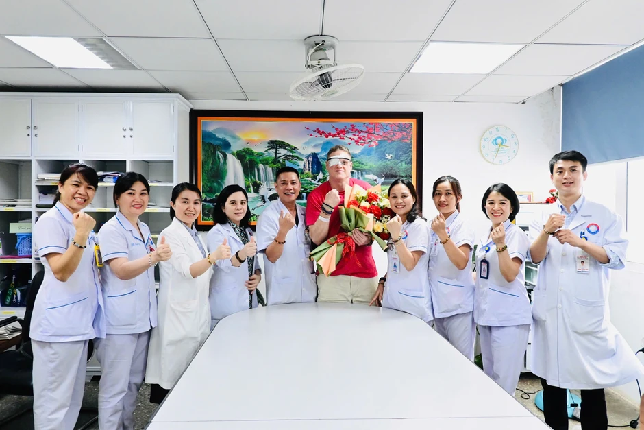 Đầu bếp người Mỹ vượt nửa vòng trái đất sang Việt Nam để được mổ mắt Đầu bếp người Mỹ vượt nửa vòng trái đất sang Việt Nam để được mổ mắt