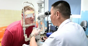 Đầu bếp người Mỹ vượt nửa vòng trái đất sang Việt Nam để được mổ mắt