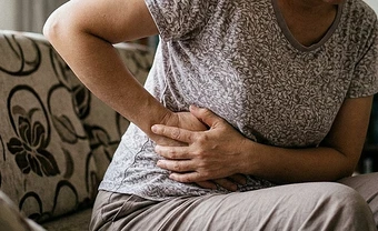 Đau bụng dưới xương sườn phải là bệnh gì? - Báo TinVina