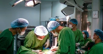 Đau bụng kéo dài, đi khám mới biết mắc cùng lúc 2 khối ung thư