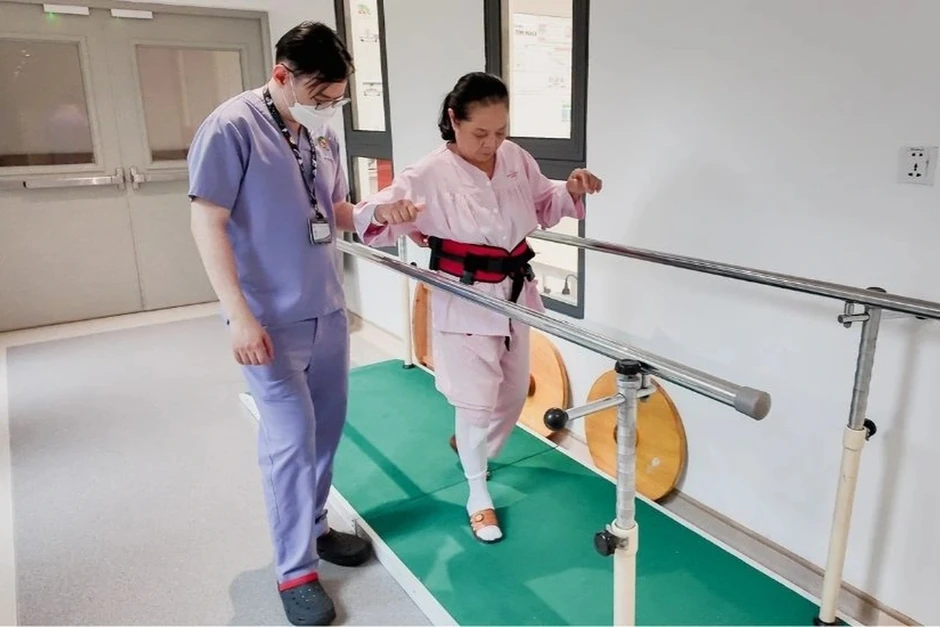 Đau cổ, tê tay, mất ngủ: Khi nào cần nghĩ đến bệnh cột sống cổ?