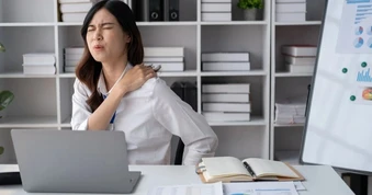 Đau cổ, tê tay, mất ngủ: Khi nào cần nghĩ đến bệnh cột sống cổ?