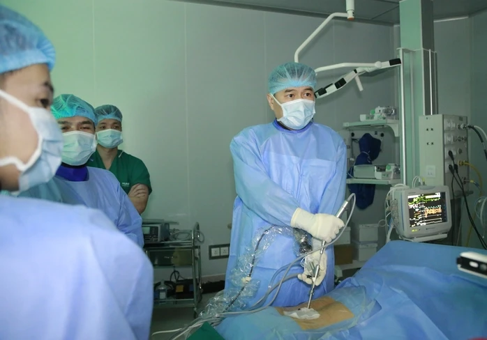 Đau cổ vai gáy sau khi ngủ dậy, phát hiện thoát vị đĩa đệm chèn tủy Đau cổ vai gáy sau khi ngủ dậy, phát hiện thoát vị đĩa đệm chèn tủy