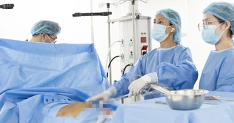 Đau dữ dội, bệnh nhân Campuchia vượt hàng trăm km sang Việt Nam cấp cứu