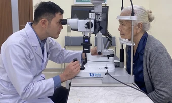 Dấu hiệu cảnh báo thoái hóa hoàng điểm tuổi già - Báo TinVina