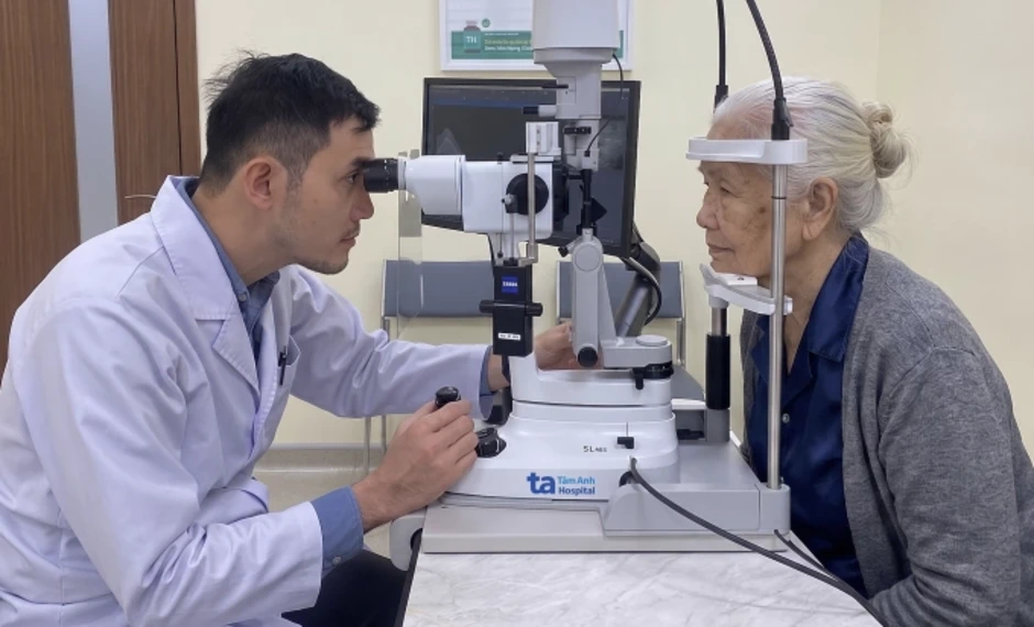 Dấu hiệu cảnh báo thoái hóa hoàng điểm tuổi già - Báo TinVina