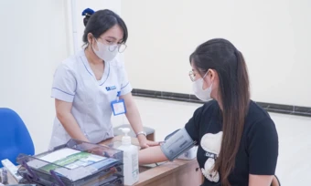 Dấu hiệu mỡ máu cao âm thầm tấn công mạch máu - Báo TinVina