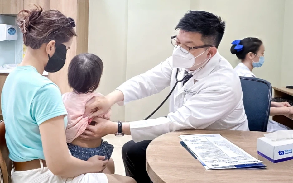 Dấu hiệu sốc nhiệt và cách xử trí cho trẻ mùa nóng - Báo TinVina Dấu hiệu sốc nhiệt và cách xử trí cho trẻ mùa nóng - Báo TinVina