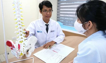 Đau lưng kèm tê chân cảnh báo bệnh gì? - Báo TinVina