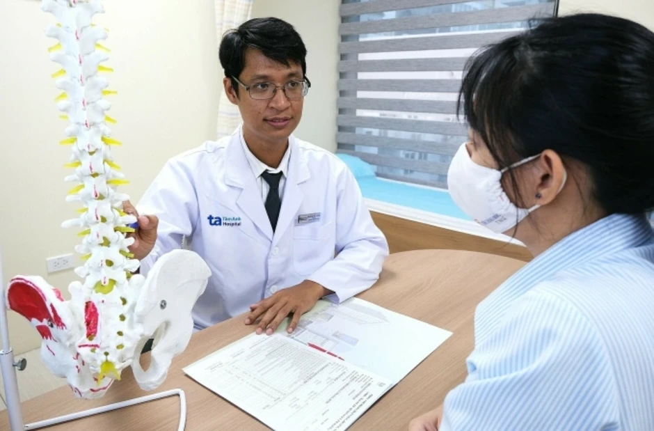 Đau lưng kèm tê chân cảnh báo bệnh gì? - Báo TinVina