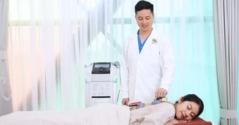 Đau lưng tê chân do thoát vị đĩa đệm: Giải pháp sóng năng lượng cao