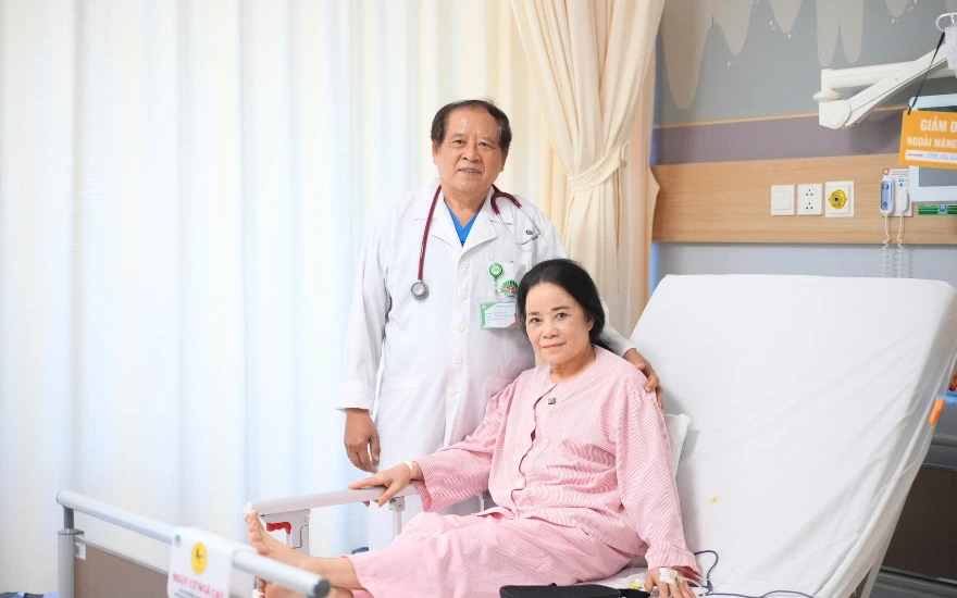 Đau lưng tưởng thoái hóa, bất ngờ phát hiện khối u “ôm” sát cột sống
