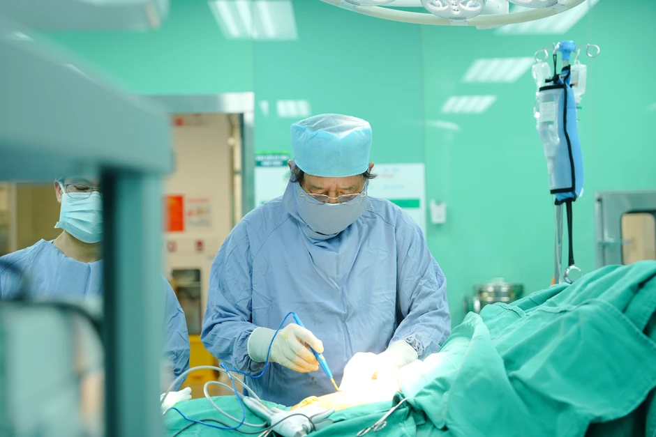 Đau lưng tưởng thoái hóa, bất ngờ phát hiện khối u “ôm” sát cột sống