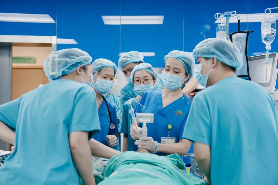 Đau lưng tưởng thoái hóa, bất ngờ phát hiện khối u “ôm” sát cột sống