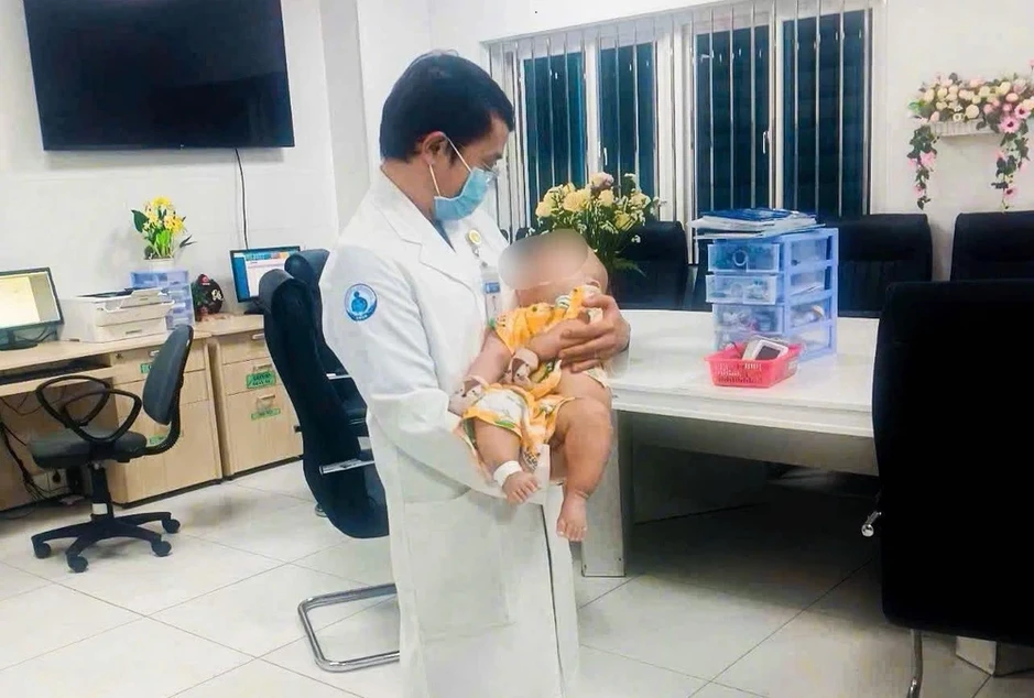 Đầu to dần sau sinh, bé trai 7 tháng tuổi phát hiện mắc u não khổng lồ hiếm gặp Đầu to dần sau sinh, bé trai 7 tháng tuổi phát hiện mắc u não khổng lồ hiếm gặp
