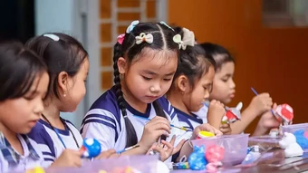 Đề xuất miễn, giảm học phí và hỗ trợ BHYT cho gia đình sinh hai con gái