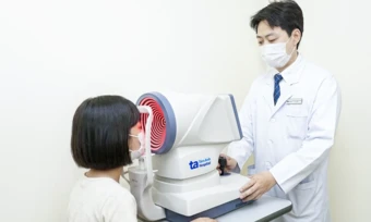 Đeo kính lệch gấp đôi độ cận, bé gái đau mỏi mắt - Báo TinVina
