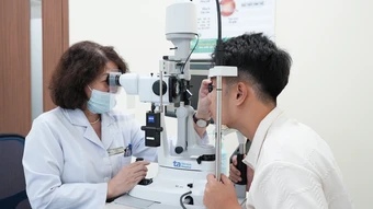 Đeo kính râm có phòng ngừa lây đau mắt đỏ? - Báo TinVina