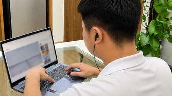Đeo tai nghe cả ngày có giảm thính lực? - Báo TinVina